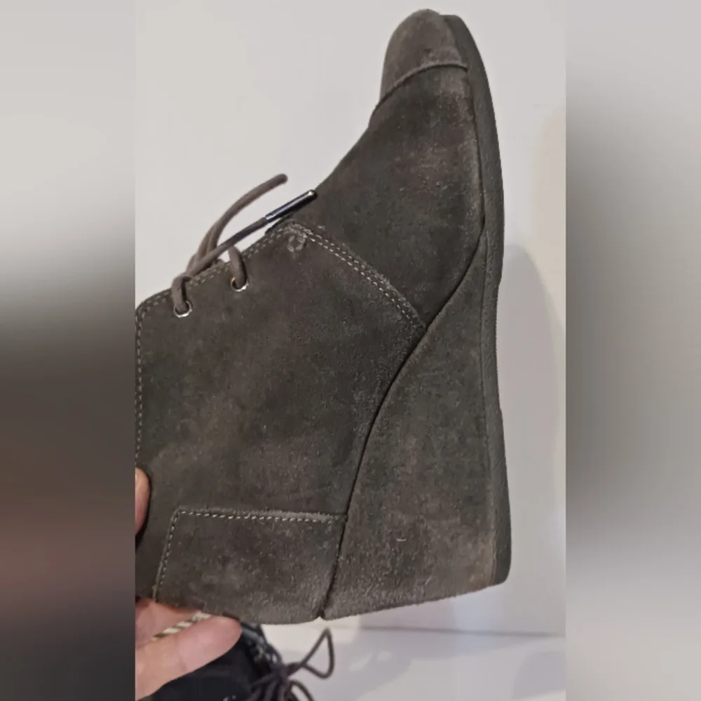 TOMS SZ.‎ 8 Gray Heeled Booties